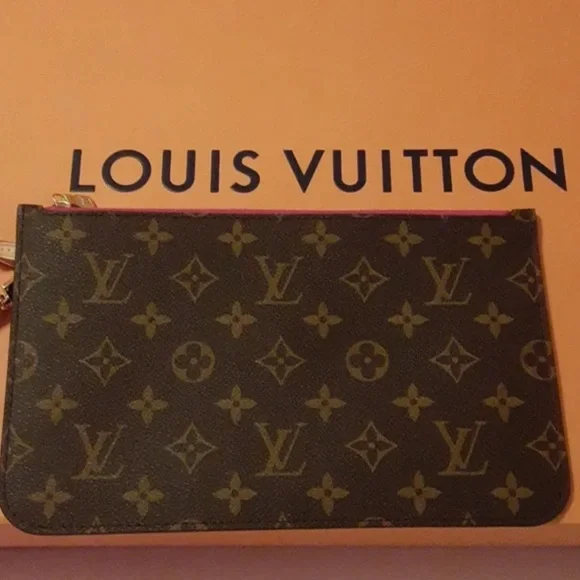 Louis Vuitton Neverfull MM Clutch (Discontinued/ unavailable Pink Lining) - Picture 6 of 7